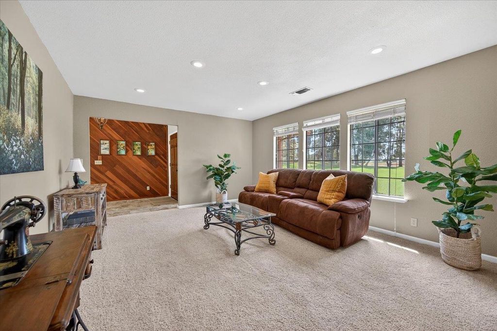 Image 12 of property listing at 11640 E Sierra Avenue, Clovis, CA 93619