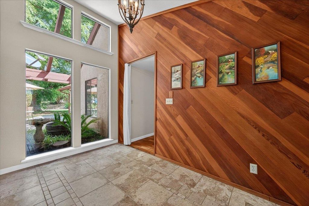 Image 13 of property listing at 11640 E Sierra Avenue, Clovis, CA 93619