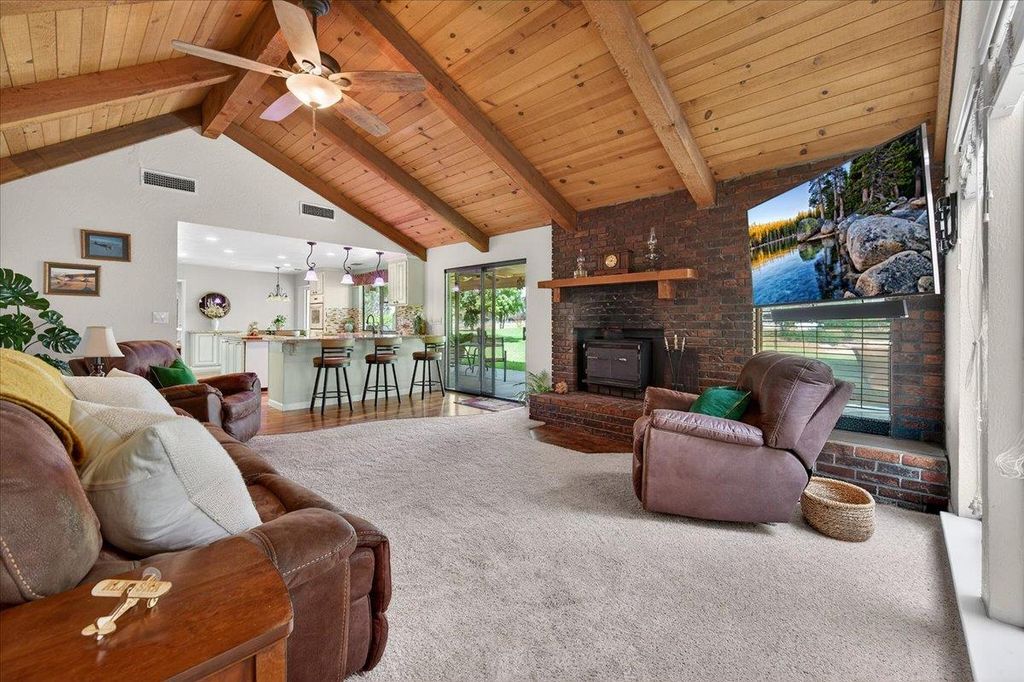 Image 14 of property listing at 11640 E Sierra Avenue, Clovis, CA 93619