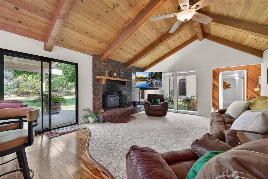 Image 15 of property listing at 11640 E Sierra Avenue, Clovis, CA 93619