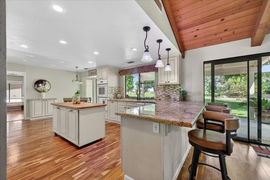 Image 16 of property listing at 11640 E Sierra Avenue, Clovis, CA 93619