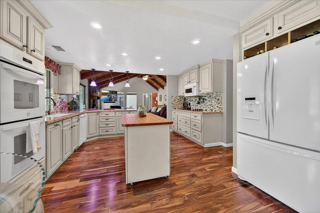 Image 17 of property listing at 11640 E Sierra Avenue, Clovis, CA 93619