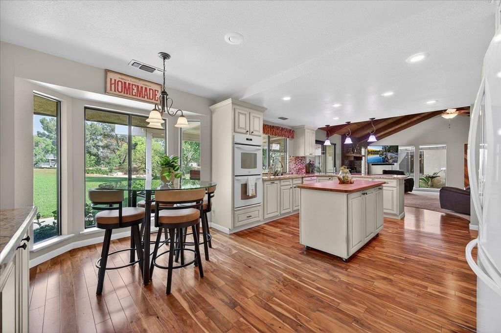 Image 18 of property listing at 11640 E Sierra Avenue, Clovis, CA 93619