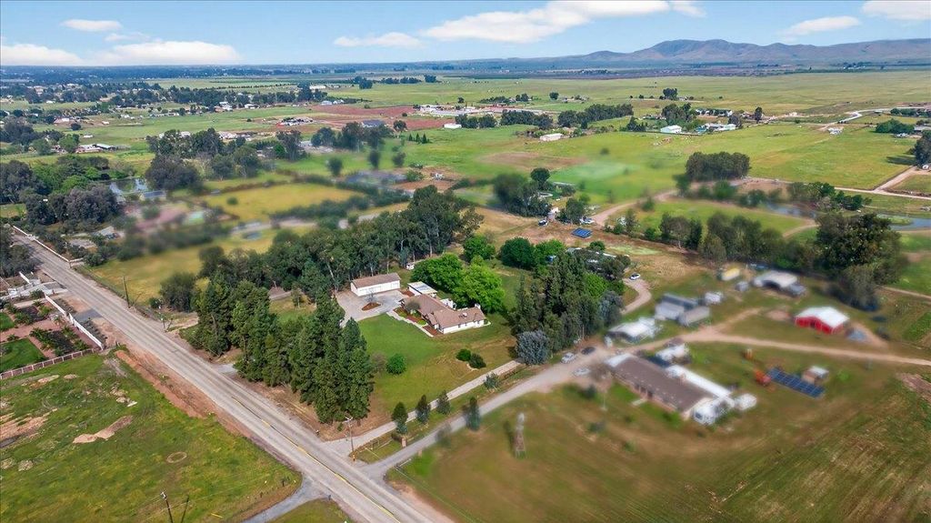 Image 2 of property listing at 11640 E Sierra Avenue, Clovis, CA 93619