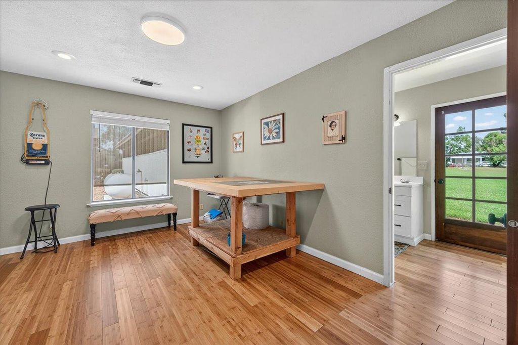 Image 20 of property listing at 11640 E Sierra Avenue, Clovis, CA 93619