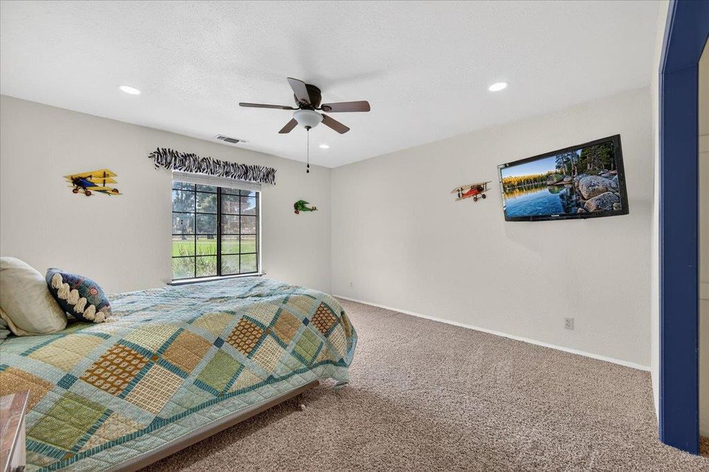 Image 23 of property listing at 11640 E Sierra Avenue, Clovis, CA 93619