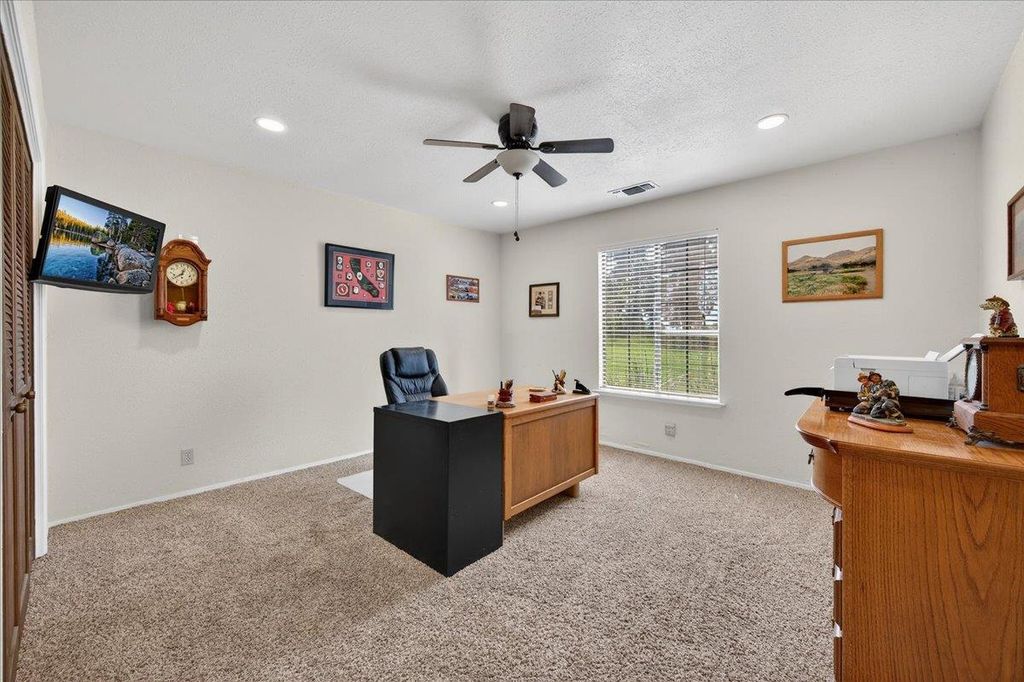 Image 24 of property listing at 11640 E Sierra Avenue, Clovis, CA 93619