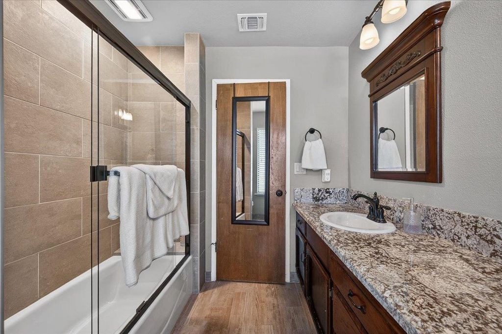 Image 26 of property listing at 11640 E Sierra Avenue, Clovis, CA 93619