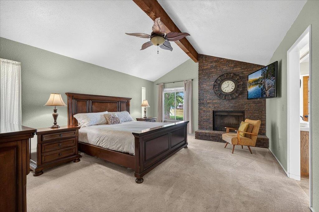 Image 28 of property listing at 11640 E Sierra Avenue, Clovis, CA 93619