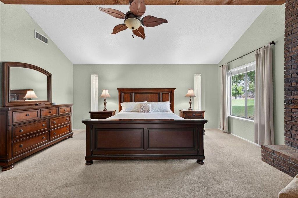 Image 29 of property listing at 11640 E Sierra Avenue, Clovis, CA 93619