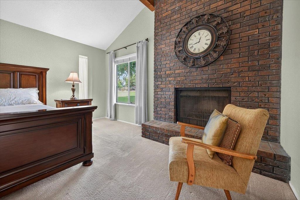 Image 30 of property listing at 11640 E Sierra Avenue, Clovis, CA 93619