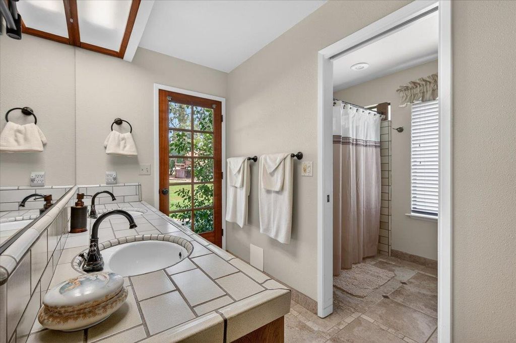 Image 31 of property listing at 11640 E Sierra Avenue, Clovis, CA 93619