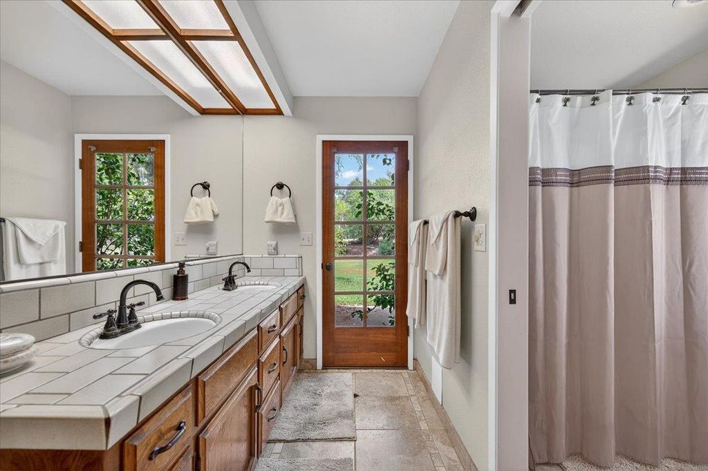 Image 32 of property listing at 11640 E Sierra Avenue, Clovis, CA 93619