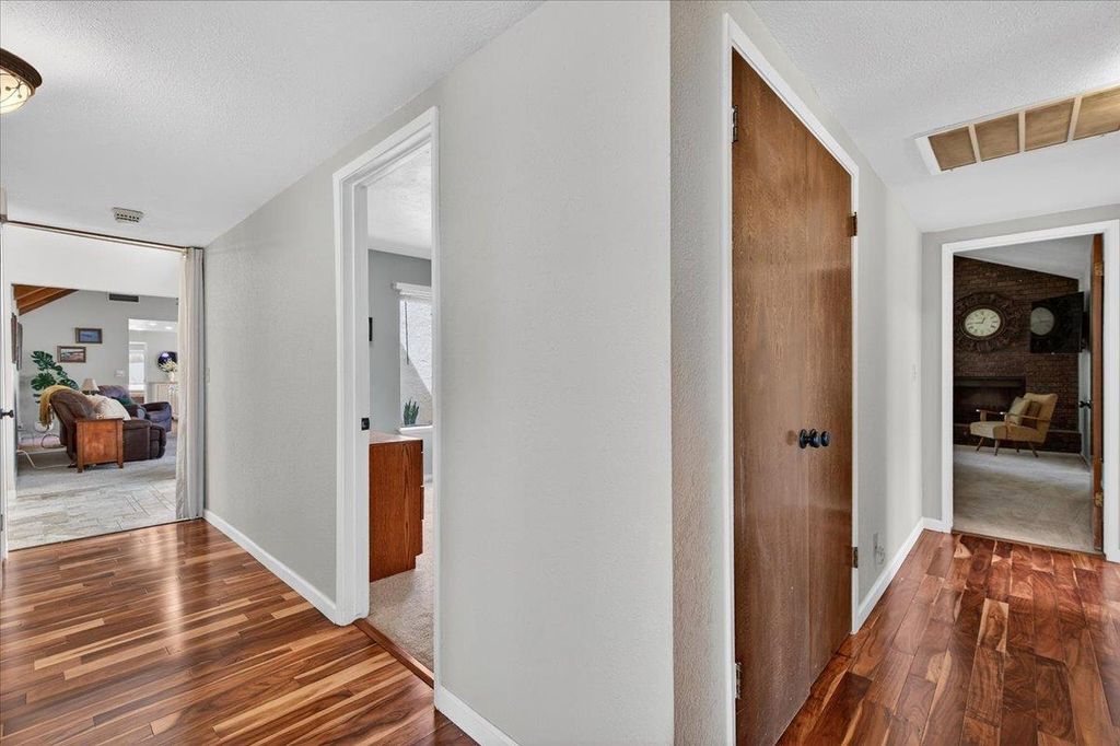 Image 34 of property listing at 11640 E Sierra Avenue, Clovis, CA 93619