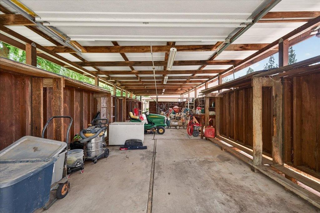 Image 36 of property listing at 11640 E Sierra Avenue, Clovis, CA 93619