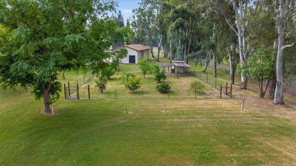 Image 38 of property listing at 11640 E Sierra Avenue, Clovis, CA 93619