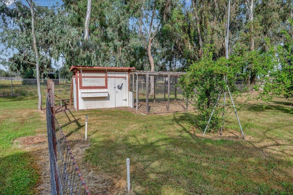 Image 39 of property listing at 11640 E Sierra Avenue, Clovis, CA 93619