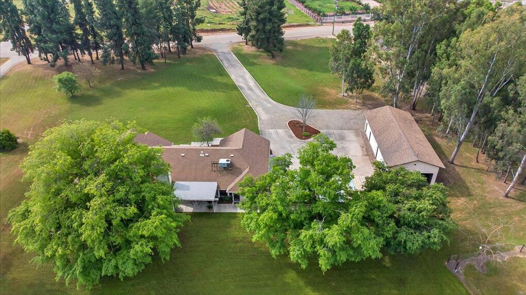 Image 4 of property listing at 11640 E Sierra Avenue, Clovis, CA 93619