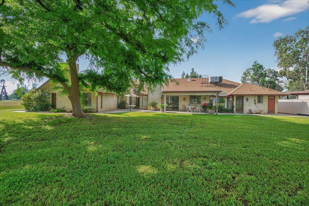 Image 40 of property listing at 11640 E Sierra Avenue, Clovis, CA 93619