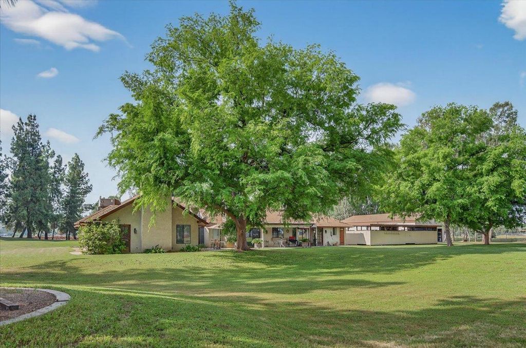 Image 41 of property listing at 11640 E Sierra Avenue, Clovis, CA 93619