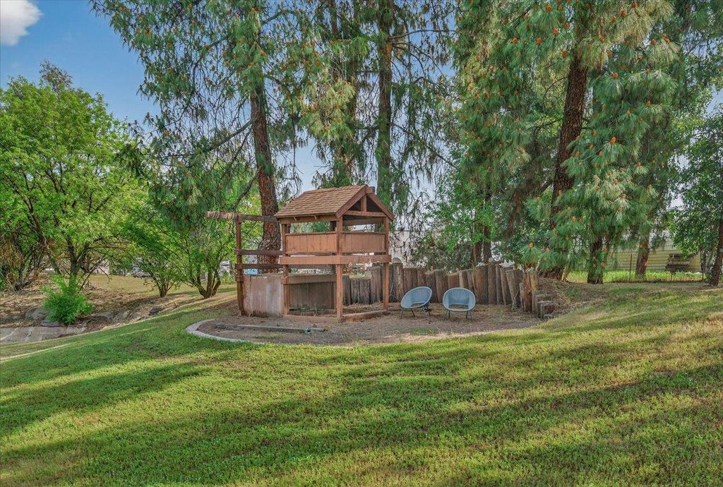 Image 42 of property listing at 11640 E Sierra Avenue, Clovis, CA 93619