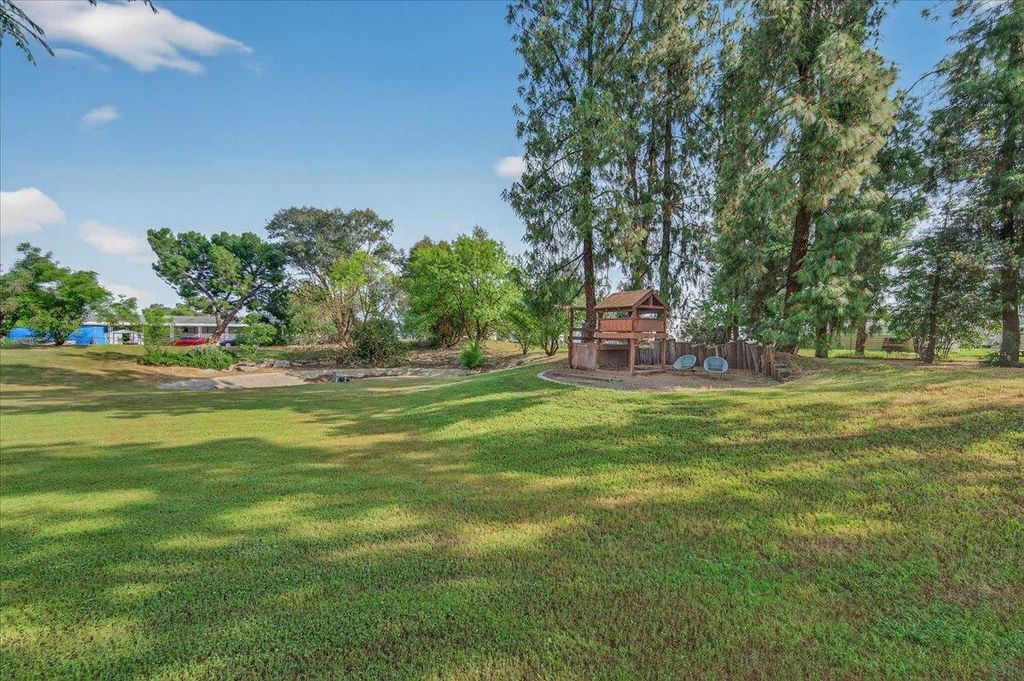 Image 43 of property listing at 11640 E Sierra Avenue, Clovis, CA 93619