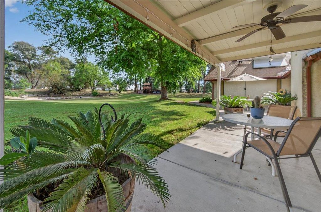 Image 5 of property listing at 11640 E Sierra Avenue, Clovis, CA 93619