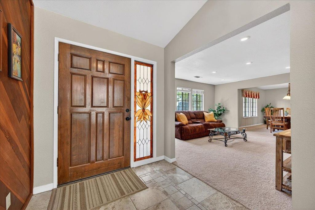 Image 7 of property listing at 11640 E Sierra Avenue, Clovis, CA 93619