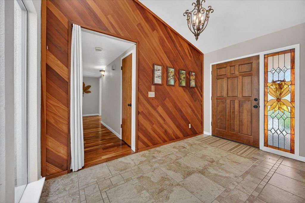 Image 8 of property listing at 11640 E Sierra Avenue, Clovis, CA 93619