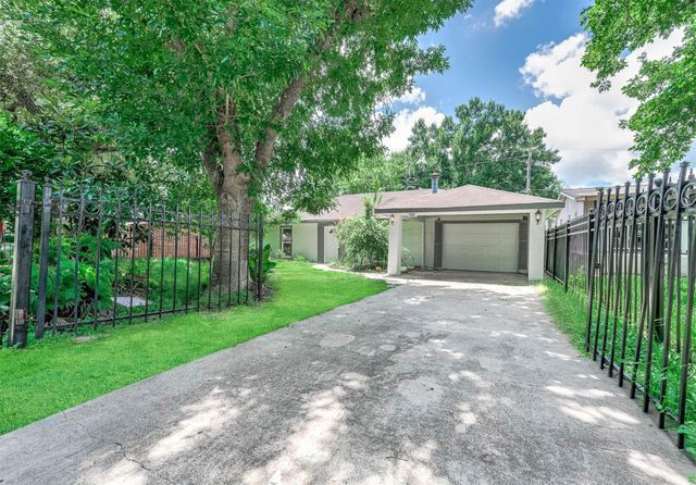 1305 Winchester Dr, Richmond, TX 77469