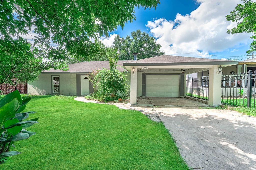 1305 Winchester Dr, Richmond, TX 77469