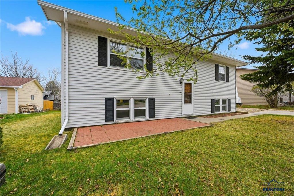 2610 COTTONTAIL RD, Sturgis, SD 57785