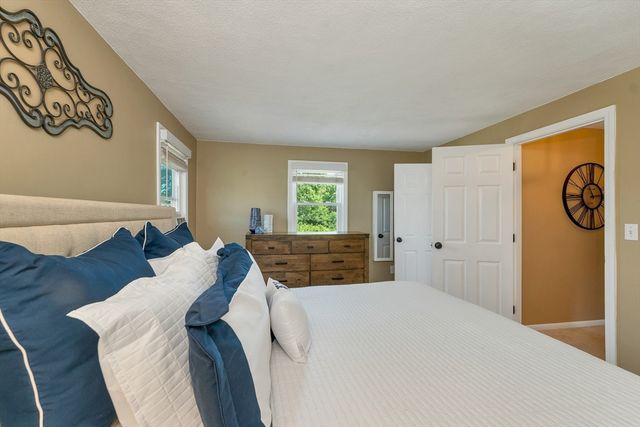 14 Juniper Lane, Nashua, NH 03063