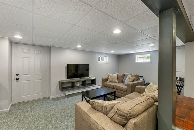 14 Juniper Lane, Nashua, NH 03063