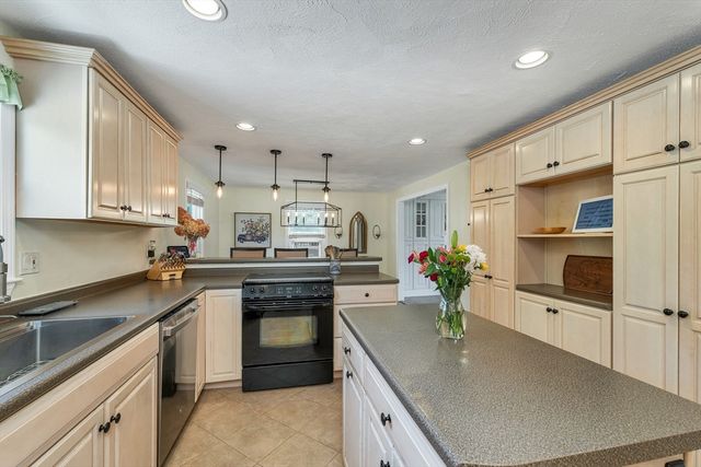 14 Juniper Lane, Nashua, NH 03063