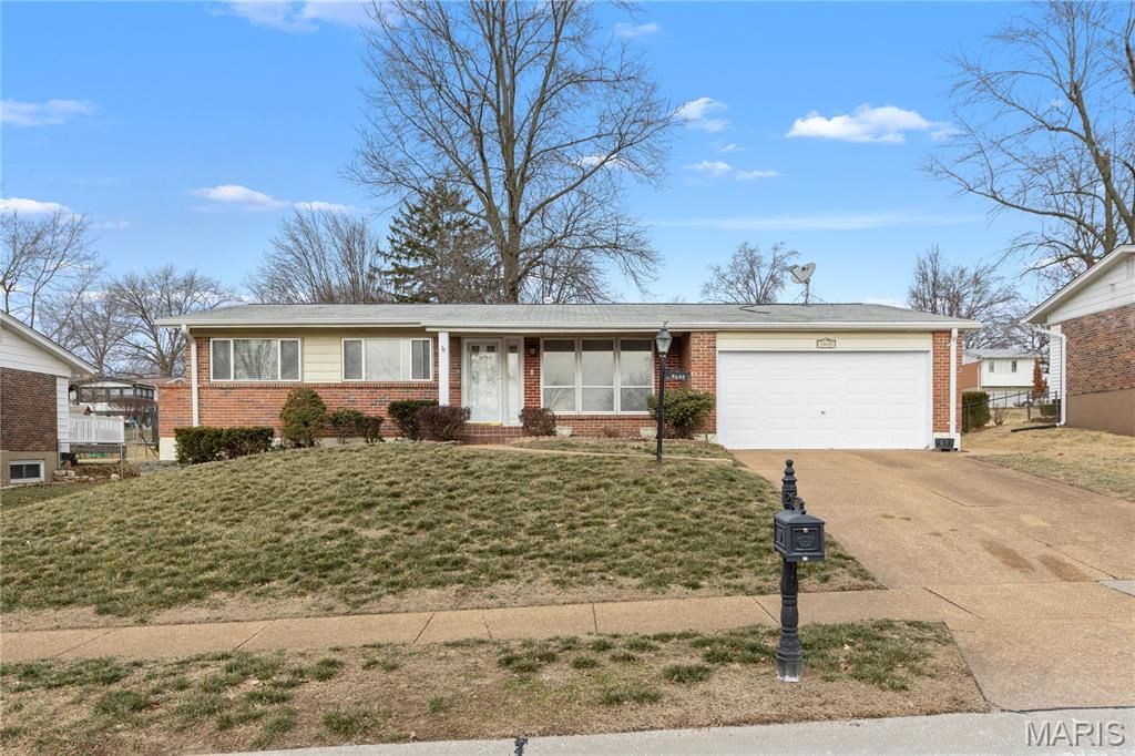 4645 Tauneybrook Drive, St Louis, MO 63128