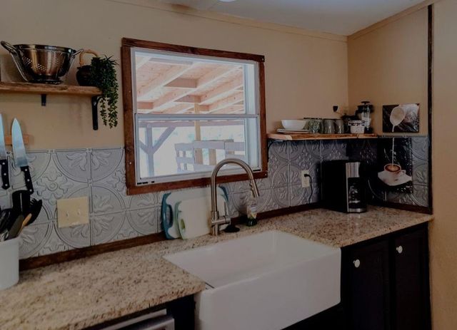 172 Pine Canyon DR, Smithville, TX 78957