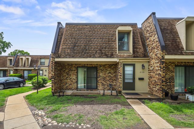 2130 Country Club Drive 2130, Woodridge, IL 60517