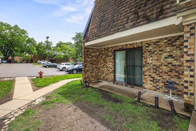 2130 Country Club Drive 2130, Woodridge, IL 60517