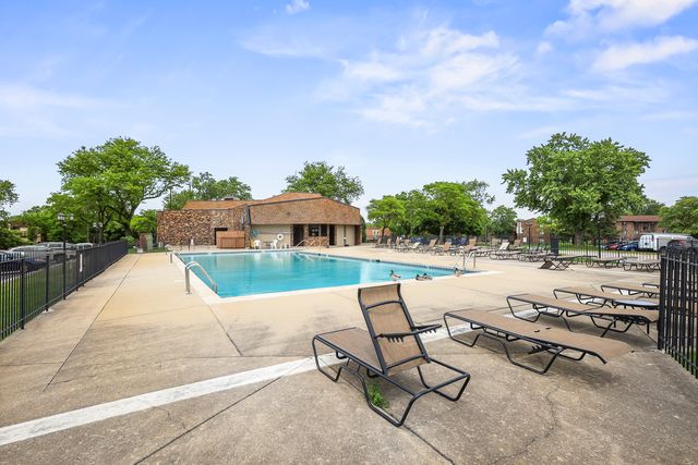 2130 Country Club Drive 2130, Woodridge, IL 60517