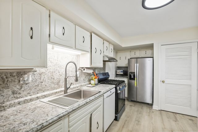 2130 Country Club Drive 2130, Woodridge, IL 60517