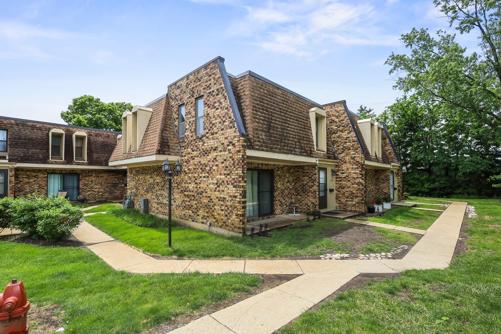 2130 Country Club Drive 2130, Woodridge, IL 60517