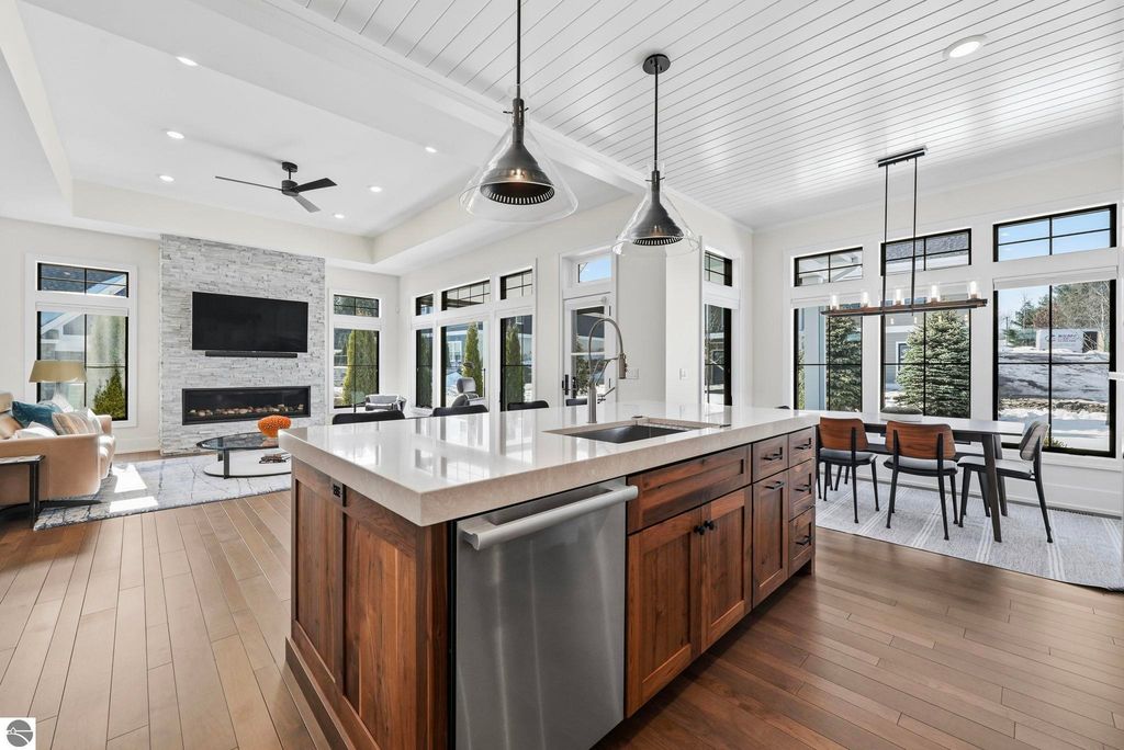 Image 7 of property listing at 103 Vineyard Ridge Drive, Traverse City, MI 49686