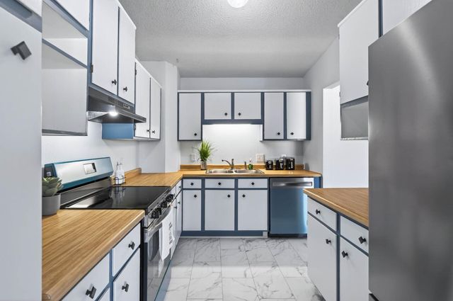 6830 Sandlewood Road, Woodbury, MN 55125