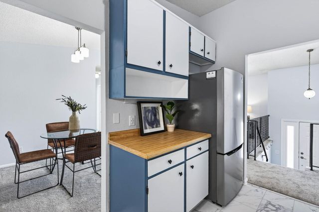 6830 Sandlewood Road, Woodbury, MN 55125