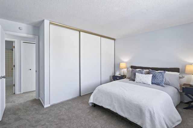 6830 Sandlewood Road, Woodbury, MN 55125