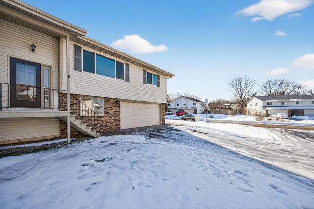 6830 Sandlewood Road, Woodbury, MN 55125