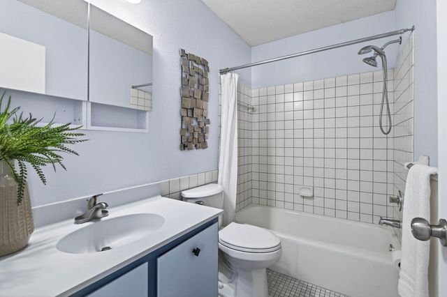 6830 Sandlewood Road, Woodbury, MN 55125