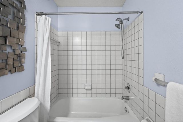 6830 Sandlewood Road, Woodbury, MN 55125