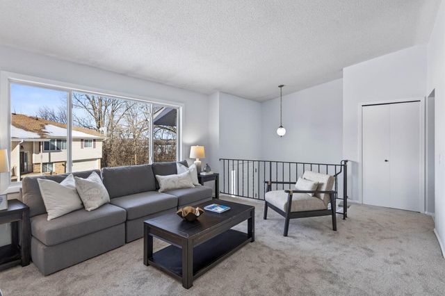 6830 Sandlewood Road, Woodbury, MN 55125